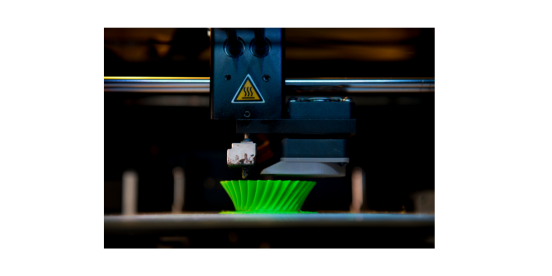 Immagine di una stampante che sta stampando un componente 