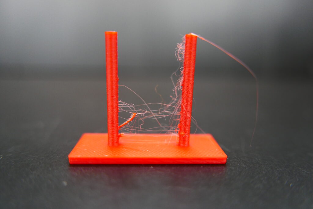 Immagine di un pezzo stampato in 3D che presenta il problema dello stringing